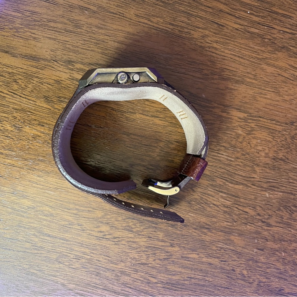 Nixon brown leather watch
Needs new battery. In great shape - Picture 4 of 4